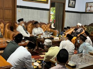 Kh.Anwar mansyu.kiyai harus bareng” bersama rois Aam