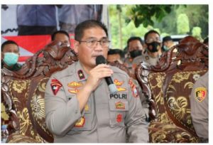 Tinjau Vaksin Serentak di Bangkalan, Wakapolda Jatim Beri Motivasi Warga dan Santri Sukseskan Vaksinasi*