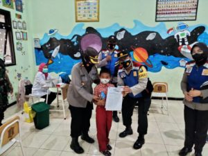 Kapolsek Benowo Pantau Pelaksanaan Vaksinasi di SDN 1 Kandangan