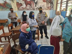 Pastikan Keamanan Lancar dan Kondusif, Kapolsek Gubeng Monitoring Pelaksanaan Vaksin Sinovac Bagi Pelajar