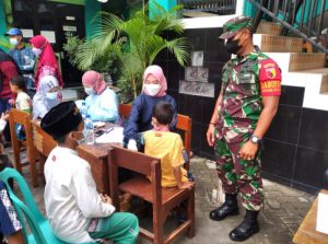 Babinsa Koramil 0831/05 Rungkut, Lakukan Pengamanan dan Pendampingan Kegiatan Vaksinasi di SDI Al-Amin