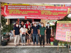 Penyandang Tuna Daksa Menerima Bantuan Kaki Palsu dari Yayasan Sosial Bakti Moral