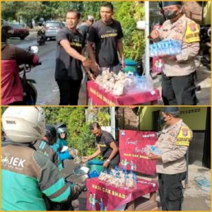 Jumat Berkah, Cak Bhabin Melaksanakan Patroli Sambil Bagikan Nasi Bungkus