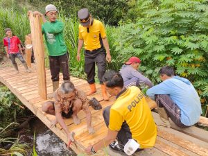 Polisi di Ponorogo Bersama Warga Perbaiki Jembatan Akses Obyek Wisata Tanah Goyang