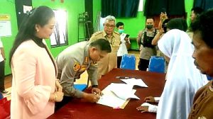 Kapolda Jatim Berikan Beasiswa Untuk Kedua Anak Alm Andi Setiawan Aremania, Salah Satu Korban Kanjuruhan