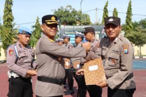 Tujuh Anggota Polres Probolinggo Berprestasi Mendapat Penghargaan Dari Kapolres