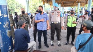 Himbau Masyarakat Tetap Disiplin Prokes, Pamor Keris Polres Gresik Berbagi Masker di Terminal