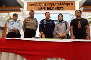 Lapas Mojokerto gandeng BNNK Mojokerto dan Polres Mojokerto Kota untuk sidak kamar hunian