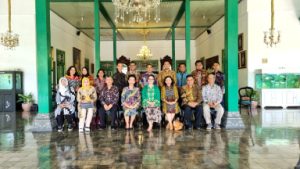 Gusti Kanjeng Ratu (GKR) Hemas istri dari Gubernur DIY, menjabat sebagai Ketua Umum Pengurus BKKKS DIY Periode 2023 – 2028