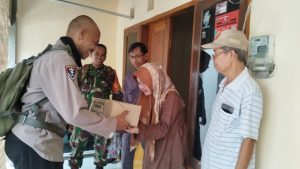 Bulan Bakti TNI-POLRI, Polsek dan Koramil Rungkut Sidak Warga Kurang Mampu
