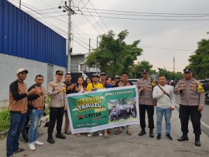 Media Liputan Kasus Bagikan 500 Takjil Gratis Kepada Pengendara di Jalan Raya Sememi