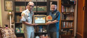 Pesantren TAZZAKA BINAJAH Sidoarjo menerima Piagam Penghargaan