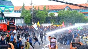 Sempat Ricuh, Mahasiswa BEM se-Jatim Gelar Aksi Demo Evaluasi 100 Hari Prabowo-Gibran