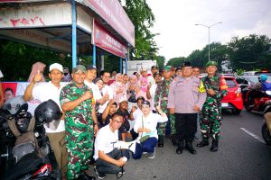 TNI-POLRI-PEMKOT Surabaya bantu bagikan takjil 2025 Paket hasil Swadaya Warga RW15 Medokan Ayu Rungkut