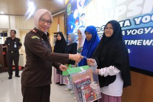 Kejati D.I Yogyakarta menyerahkan Dokumen Kependudukan dan Adakan Lomba Cerdas Cermat Tingkat SMP / MTs