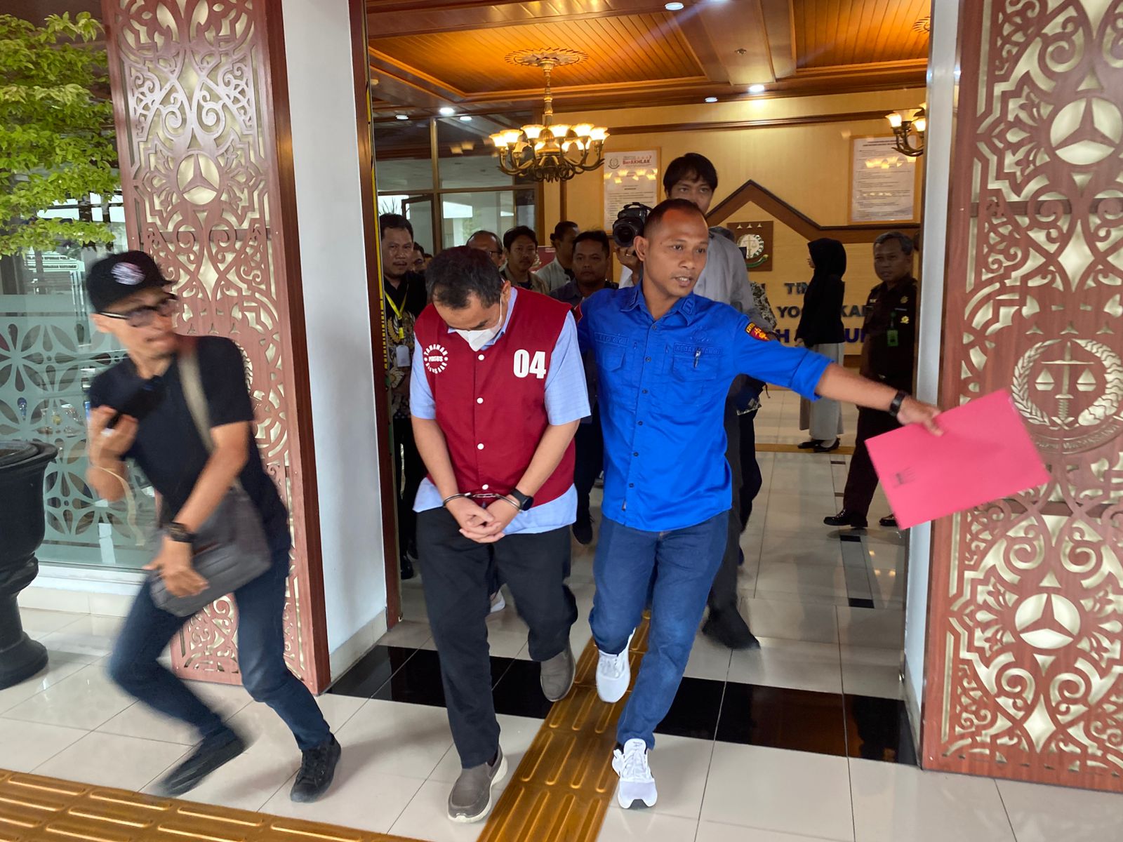 Tersangka pakai rompi