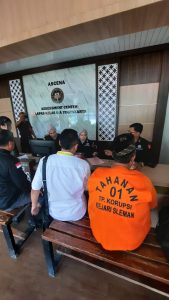 Kejaksaan Tinggi DIY serahkan tersangka S dan Barang Bukti Tahap II ke Jaksa Penuntut Umum.