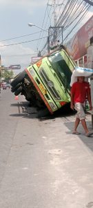 Truk terperosok Di Jalan Godean Sleman, Respon Cepat Dishub Sleman
