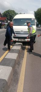Minibus Tersangkut di Pembatasan, Kasat Lantas Ingatkan, Patuhi Rambu-Rambu