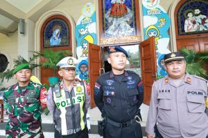 Polrestabes Surabaya dan Detasemen Gegana Satbrimob Polda Jatim melakukan Sterilisasi Gereja Jelang Perayaan Natal 2025